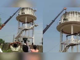 श्योपुर में पानी की 60 फिट ऊंची टंकी पर चढ़ा सांड फंस गया, 5 घंटे की कड़ी मेहनत के बाद क्रेन से उतारा