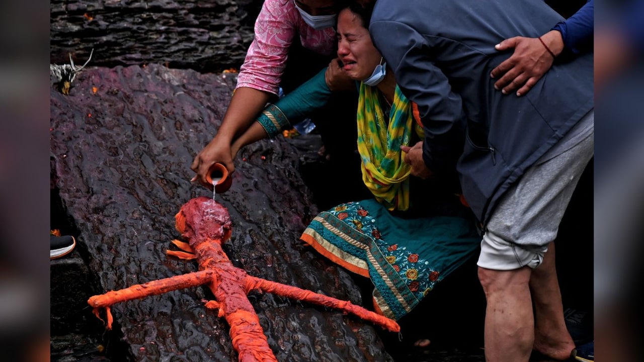 आस टूटी तो नेपाल में लापता लोगों के पुतले से हो रहा अंतिम संस्कार, बिलखते परिजनों की तस्वीरें कलेजा चीर रहीं