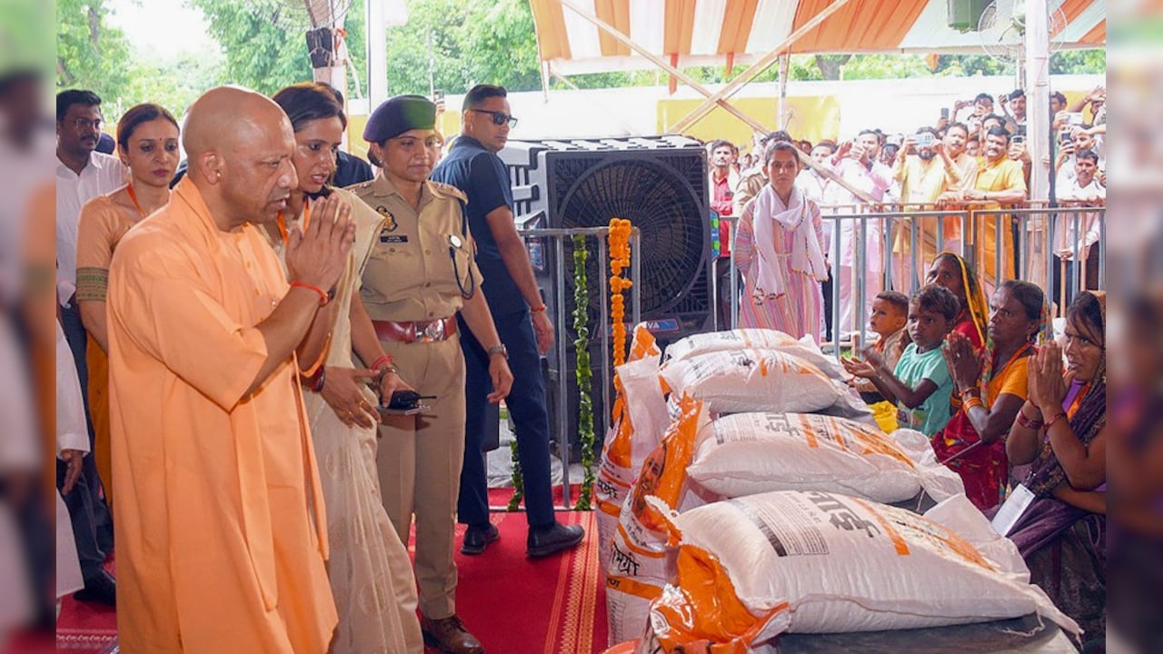 पहले सपा वाले सब खा जाते थे... बाढ़ राहत को लेकर CM योगी का निशाना, वाराणसी में पीड़ितों को दी सहायता