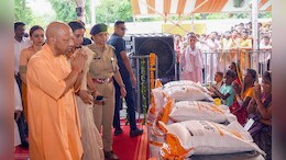 पहले सपा वाले सब खा जाते थे... बाढ़ राहत को लेकर CM योगी का निशाना, वाराणसी में पीड़ितों को दी सहायता