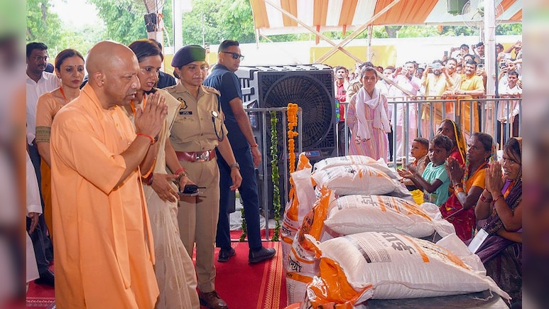 पहले सपा वाले सब खा जाते थे... बाढ़ राहत को लेकर CM योगी का निशाना, वाराणसी में पीड़ितों को दी सहायता