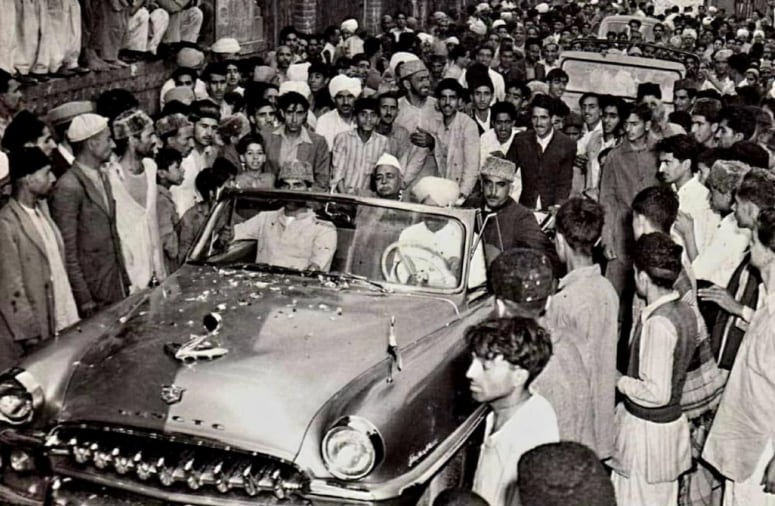 Pandit Pant amid a welcoming crowd. 