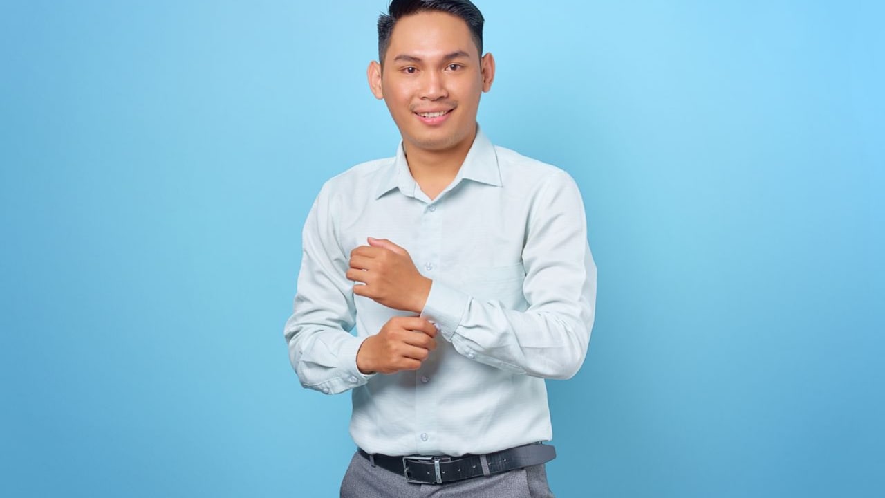 Sitting down for a long time can pull the shirt upwards and make it untuck easily Sitting down for a long time can pull the shirt upwards and make it untuck easily
