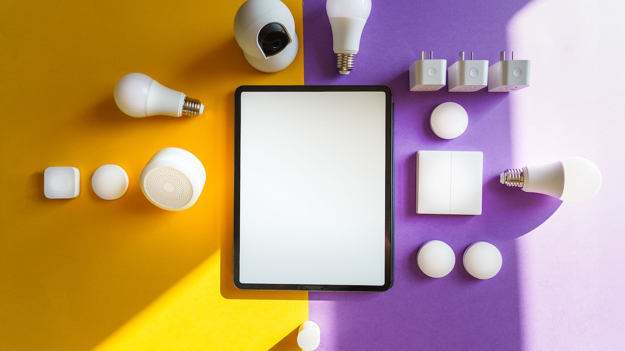 7 Smart Bulbs For Workspaces, Bedrooms And Mood Lighting 7 Smart Bulbs For Workspaces, Bedrooms And Mood Lighting