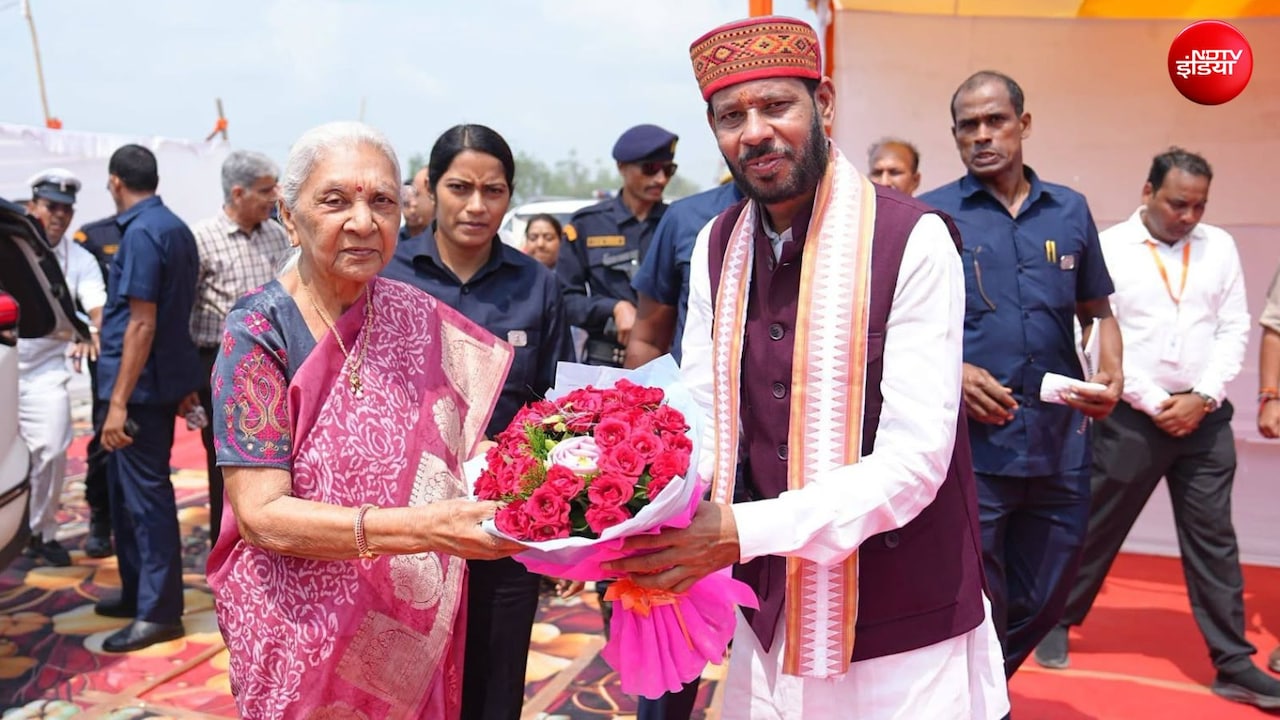 गवर्नर आनंदीबेन पटेल का स्वागत करते मनोज पांडेय गवर्नर आनंदीबेन पटेल का स्वागत करते मनोज पांडेय