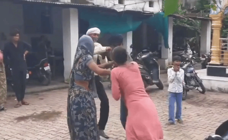 फैमिली कोर्ट में 'रिश्तों का रण'! ससुर-दामाद के बीच जमकर चले लात-घूंसे, पेशी के दौरान हुआ विवाद