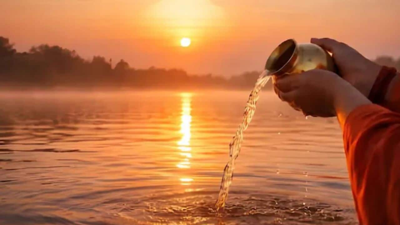 सूर्य देव को जल चढ़ाते समय कभी न करें ये 3 गलतियां, एस्ट्रोलॉजर लतिका शर्मा ने बताया जल देने का सही तरीका