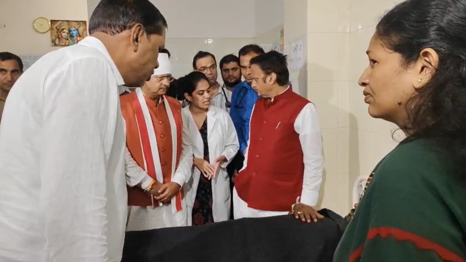 डिप्टी सीएम एवं स्वास्थ्य मंत्री राजेंद्र शुक्ला ने मरीजों से की मुलाकात. डिप्टी सीएम एवं स्वास्थ्य मंत्री राजेंद्र शुक्ला ने मरीजों से की मुलाकात.