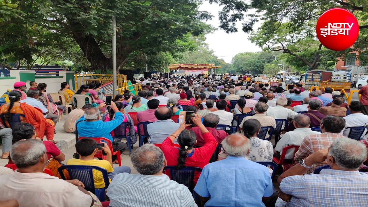 विरोध प्रदर्शन करते हुए पीड़ित
