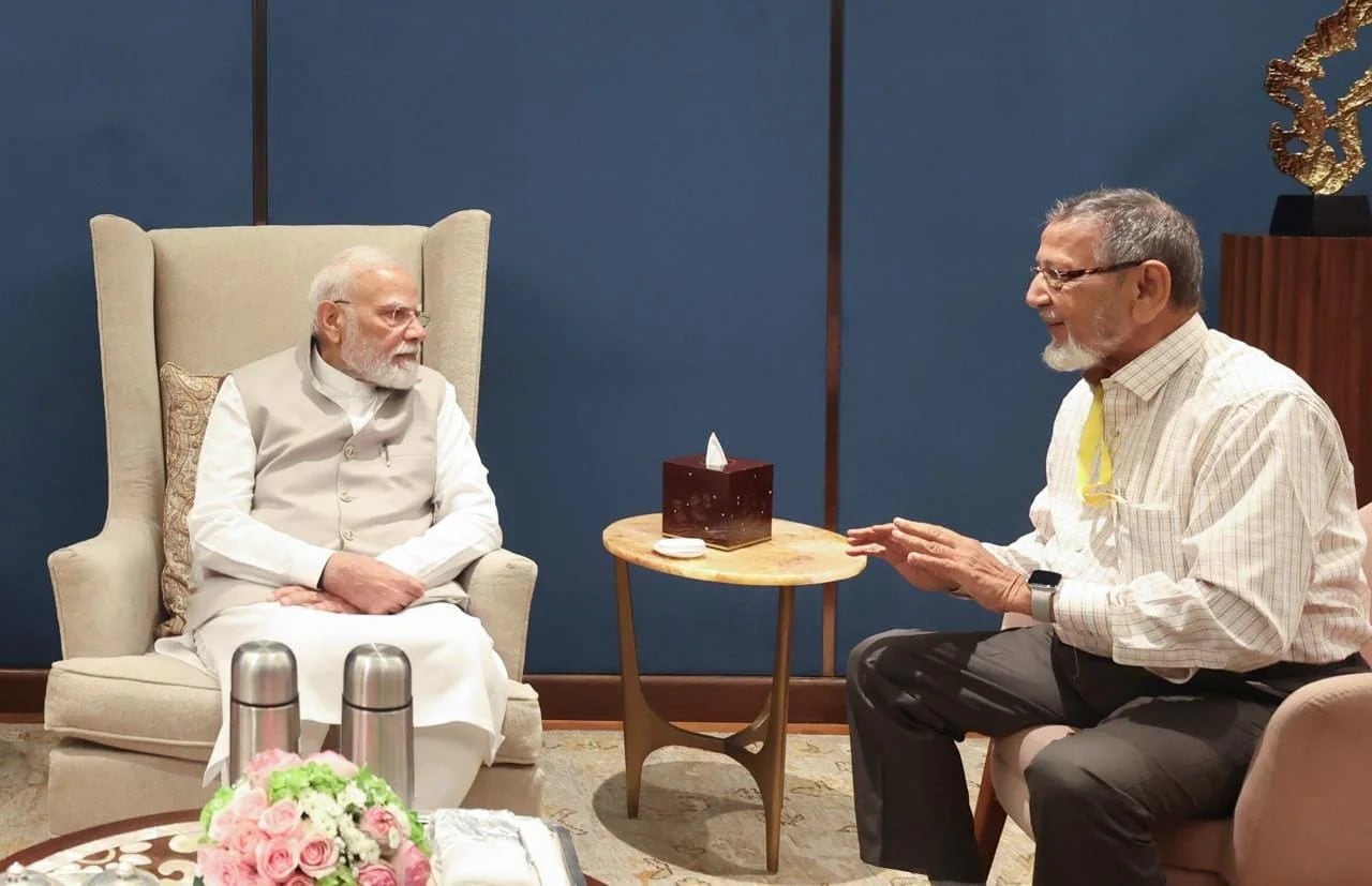 प्रधानमंत्री नरेंद्र मोदी के सहपाठी रहे असगरअली वोहरा ने जमीन विवाद के मामले में उनसे मुलाकात कर CBI जांच की मांग की थी. प्रधानमंत्री नरेंद्र मोदी के सहपाठी रहे असगरअली वोहरा ने जमीन विवाद के मामले में उनसे मुलाकात कर CBI जांच की मांग की थी.