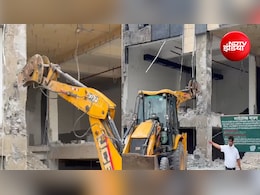 नोएडा में 4 मंजिला अवैध बिल्डिंग पर चला बुलडोजर; बिना नक्शा पास कराए खड़ी की इमारत, कोर्ट के आदेश पर जमींदोज