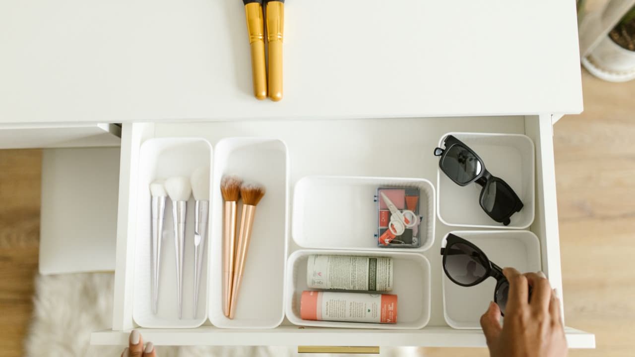 How to prevent drawer organisers from looking cluttered and messy How to prevent drawer organisers from looking cluttered and messy