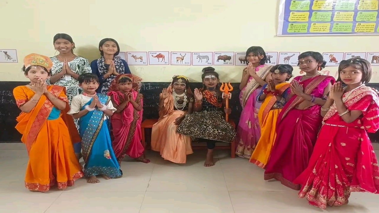 सांस्कृतिक कार्यक्रम के दौरान तैयार हुए बच्चे