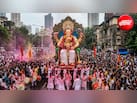 'गणपति बप्पा मोरया' के जयकारों के बीच मुंबई में शुरू हुआ गणेश विसर्जन, देखिए गणपति जी की विदाई का भव्य नजारा