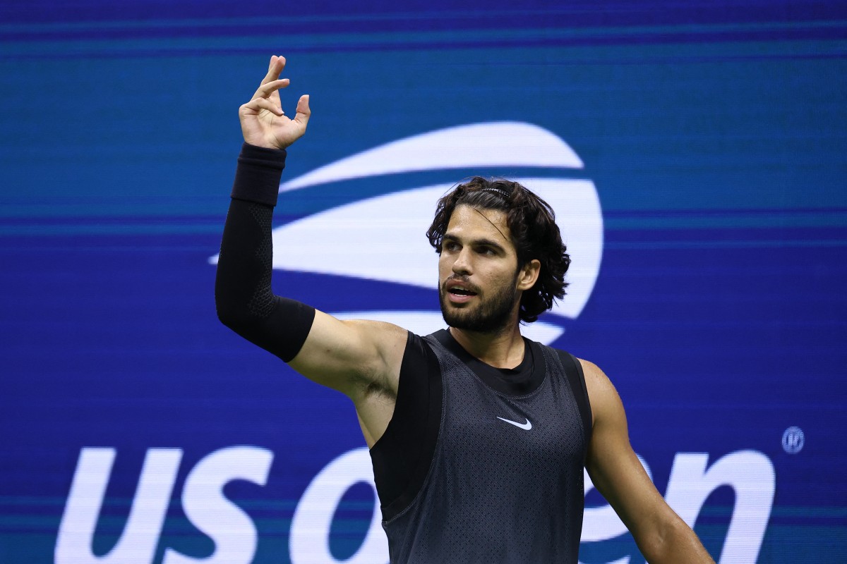 Ben Shelton beats defending champion Carlos Alcaraz in five-set US Open quarterfinal