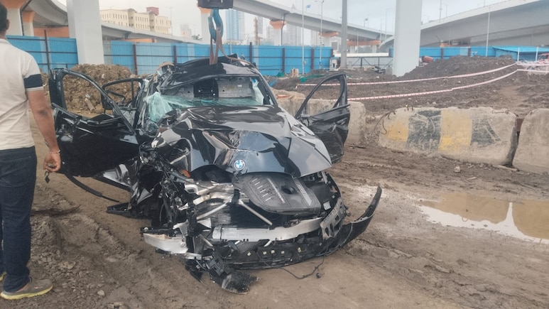 मुंबई में फ्लाईओवर से गिरी तेज रफ्तार BMW कार,  3 लोगों की मौत, एक गंभीर रूप से घायल