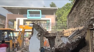 इंदौर में ढही जर्जर इमारत: 4 महिलाओं की मौत से मातम; मलबे में दबकर 5 गंभीर घायल