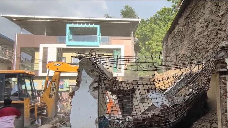 इंदौर में ढही जर्जर इमारत: 4 महिलाओं की मौत से मातम; मलबे में दबकर 5 गंभीर घायल