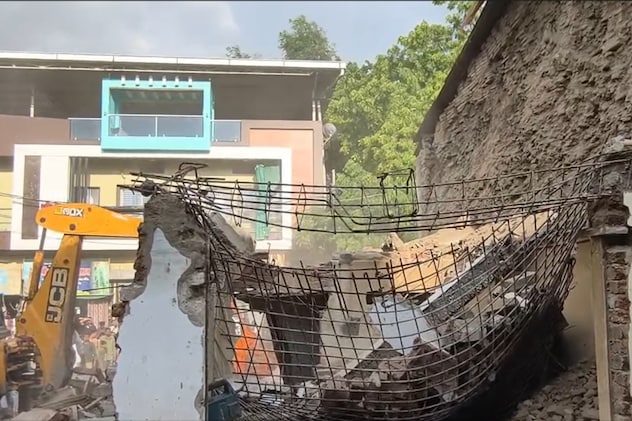 इंदौर में ढही जर्जर इमारत: 4 महिलाओं की मौत से मातम; मलबे में दबकर 5 गंभीर घायल