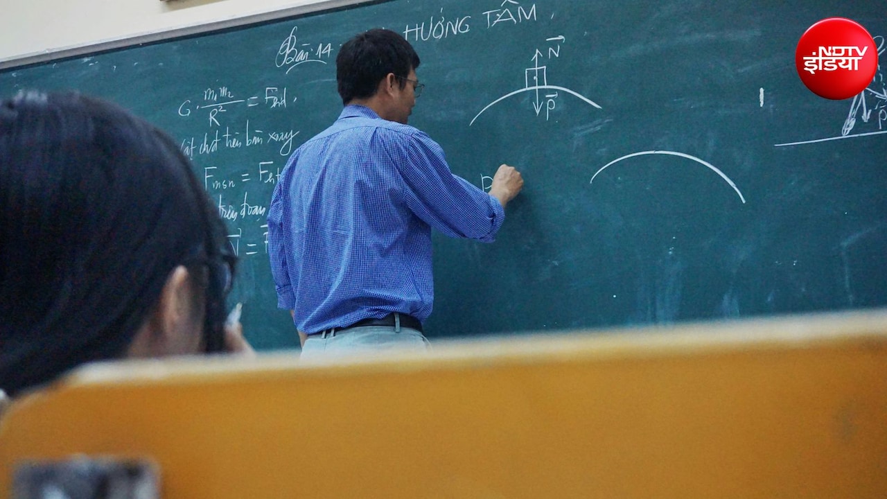यूपी में आखिरी बार कब निकली थी शिक्षक भर्ती? जानें अभ्यर्थियों के सवाल कितने जायज
