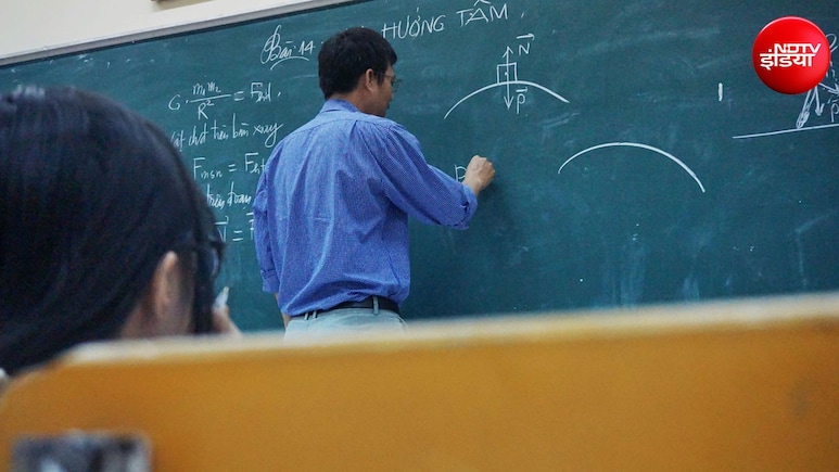 यूपी में आखिरी बार कब निकली थी शिक्षक भर्ती? जानें अभ्यर्थियों के सवाल कितने जायज