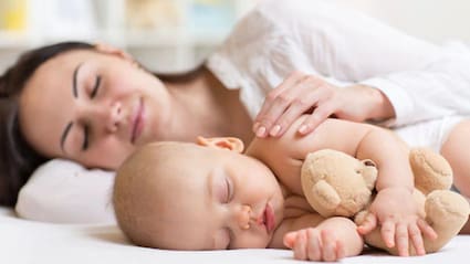 क्या छोटे बच्चे को करवट से सुलाना चाहिए? एक्सपर्ट से जानें बच्चे के सोने के लिए कौन सी पॉजीशन सबसे अच्छी है