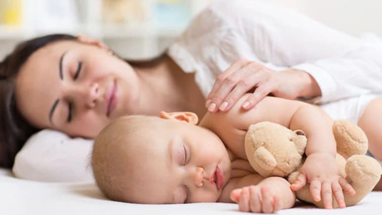 क्या छोटे बच्चे को करवट से सुलाना चाहिए? Parenting Expert से जानें बच्चे के सोने के लिए कौन सी पॉजीशन सबसे अच्छी है