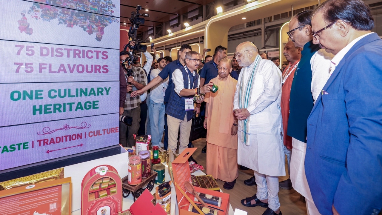 केंद्रीय गृहमंत्री अमित शाह के साथ ग्रेटर नोएडा में चल रहे यूपीआईटीएस के स्टाल का निरीक्षण करते यूपी के सीएम योगी आदित्यनाथ.