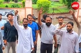 निकाय चुनाव में थमाया 'चप्पल' तो भड़के उम्मीदवार,  कलेक्ट्रेट में बुलानी पड़ी पुलिस