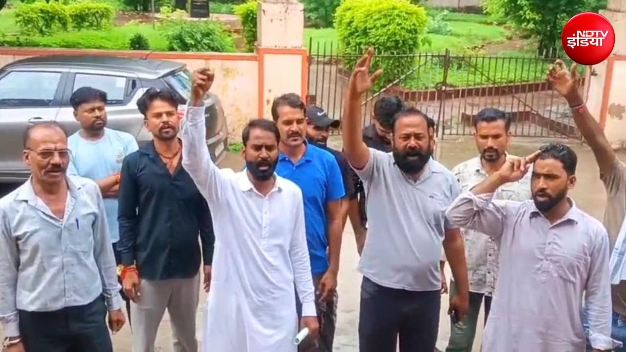 निकाय चुनाव में थमाया 'चप्पल' तो भड़के उम्मीदवार,  कलेक्ट्रेट में बुलानी पड़ी पुलिस