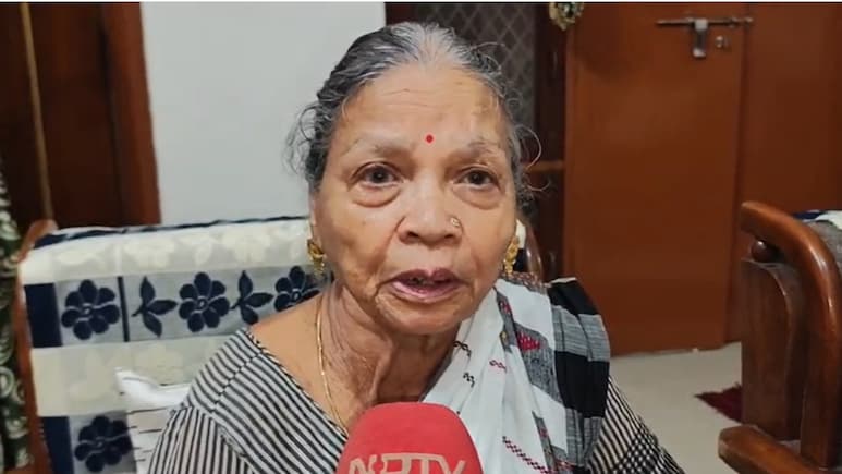 'शौर्य चक्र वापस ले लो सरकार', शहीद की 80 साल की मां का छलका दर्द, 22 साल में नहीं मिली घोषित जमीन