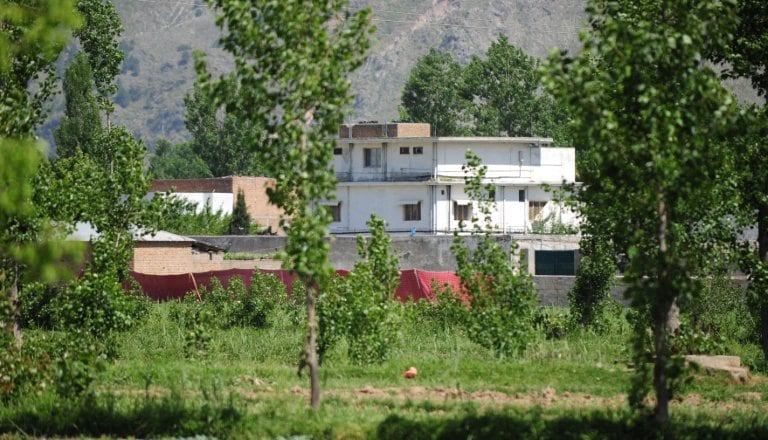 ऐबटाबाद में इसी घर में रहता था लादेन. ऐबटाबाद में इसी घर में रहता था लादेन.