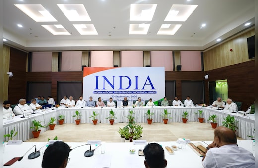 LIVE: INDIA ब्लॉक की बैठक में उठे कौन-कौन से मुद्दे, ज्ञानेश कुमार पर क्या बात हुई, शरद पवार NCP नेता ने बताया