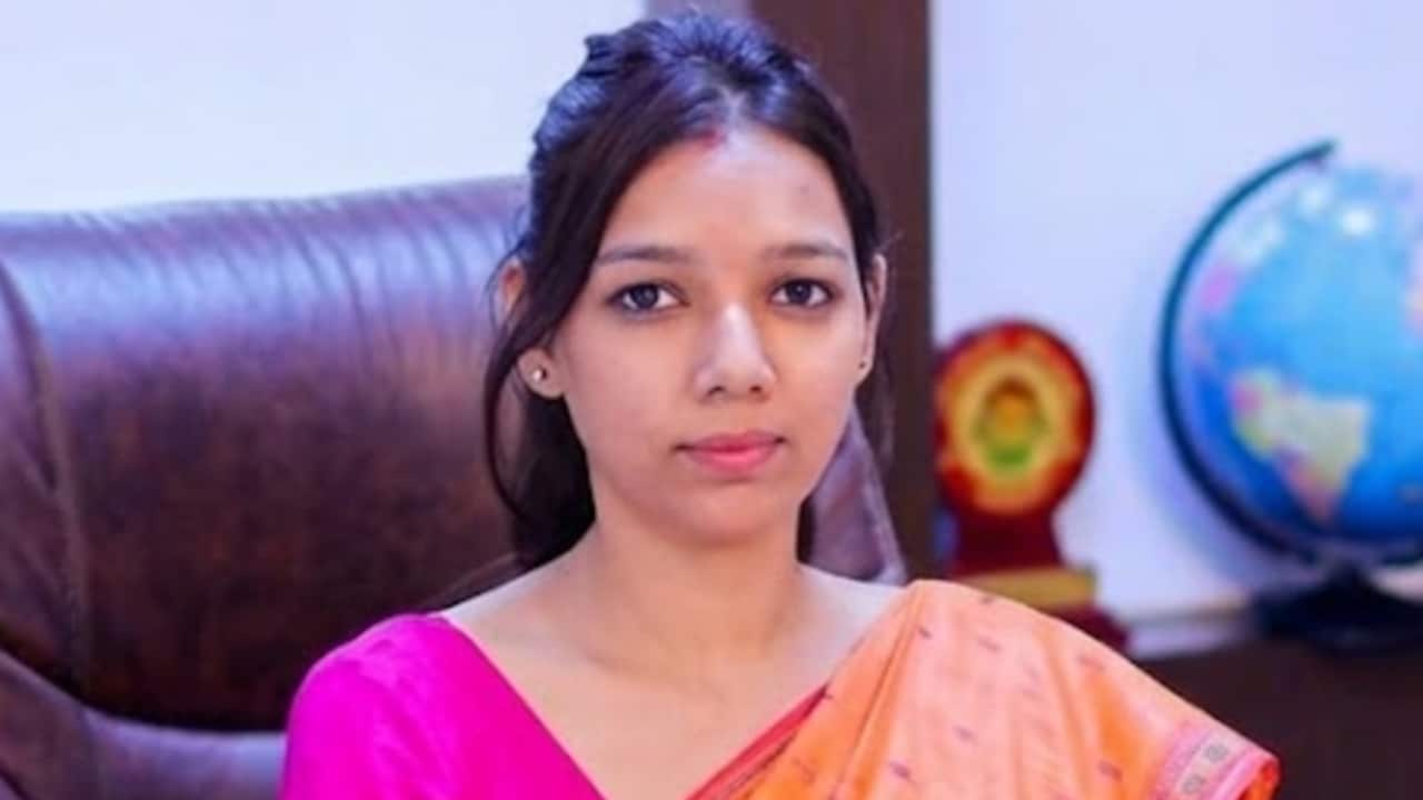 IAS अस्मिता लाल की कहानी: JNU से पढ़ाई, 2 बार क्रैक की UPSC, 349 द‍िन रहीं बागपत DM