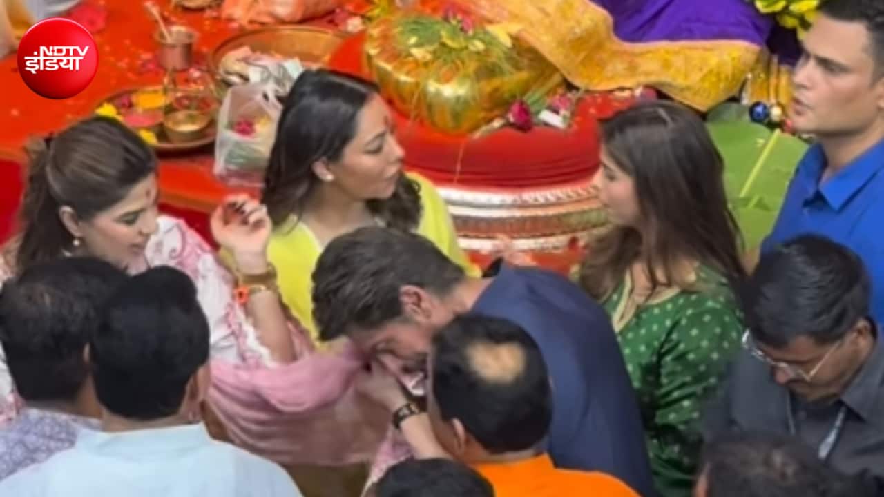 गौरी को छोड़ मैनेजर पूजा ददलानी के दुपट्टे से पसीना पोंछते दिखे शाहरुख खान, वायरल वीडियो पर हुए ट्रोल, लोग बोले- ‘ये क्या कर रहे हैं?’