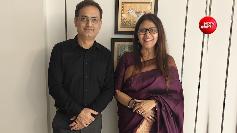 80s फोटो ट्रेंड: विकास दिव्यकीर्ति की पत्नी बोलीं- तब नहीं था 'तुम्हारी साड़ी मेरी से सफेद कैसे' वाला दिखावा