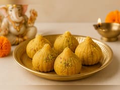 इस गणेशोत्सव कुछ अलग हटके ट्राई करें, बप्पा को लगाएं बेसन के मोदक का भोग