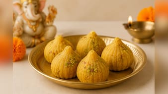इस गणेशोत्सव कुछ अलग हटके ट्राई करें, बप्पा को लगाएं बेसन के मोदक का भोग