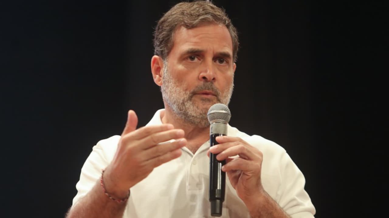 रिटायर्ड वायुसेना अधिकारी ने आतंकी कसाब संग शेयर की राहुल गांधी की फोटो, कांग्रेस ने दर्ज कराई शिकायत