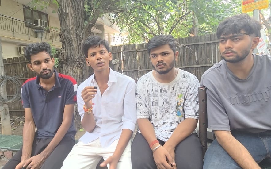 हर्ष यादव (बाएं से दूसरे) के साथ बैठे उनके तीन दोस्त हर्ष यादव (बाएं से दूसरे) के साथ बैठे उनके तीन दोस्त