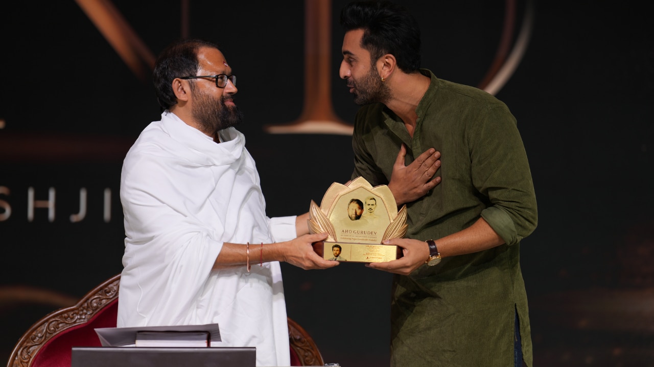 Actor Ranbir Kapoor with Pujya Gurudevshri Rakeshji Actor Ranbir Kapoor with Pujya Gurudevshri Rakeshji