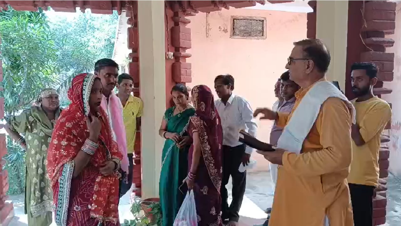 शादी की प्रक्रिया पूरी करवाते परिवारजन शादी की प्रक्रिया पूरी करवाते परिवारजन