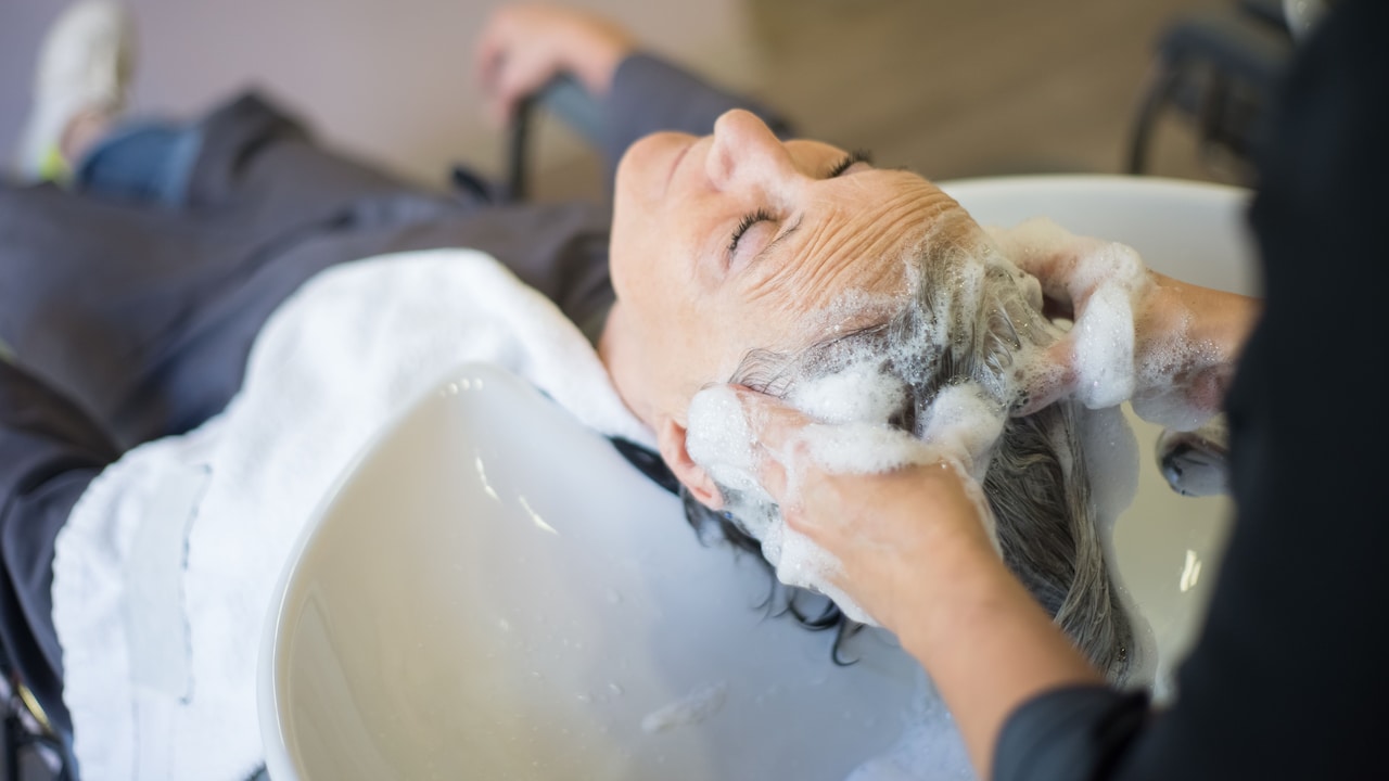 10 Hair-Washing Mistakes That Make Your Crown And Nape Greasy Faster 10 Hair-Washing Mistakes That Make Your Crown And Nape Greasy Faster