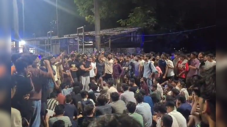 IIT बॉम्बे में स्टूडेंट ने किया सुसाइड, 6 महीने में आत्महत्या की तीसरी घटना, विरोध में छात्रों का प्रदर्शन