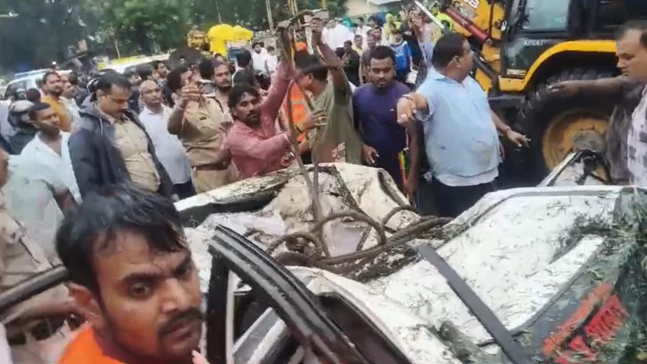 Indore tree accident news: हादसे में बुरी तहर क्षतिग्रस्‍त हुई कार.