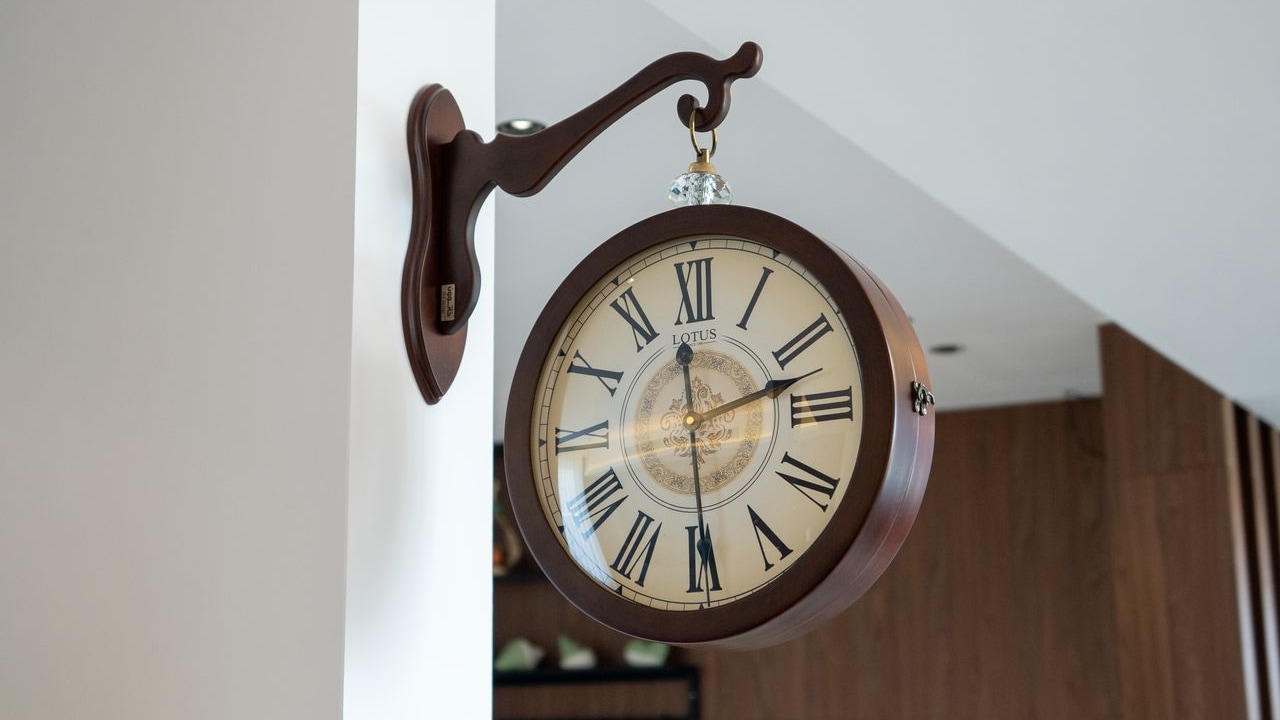Easy-to-read wall clocks with big numbers Easy-to-read wall clocks with big numbers