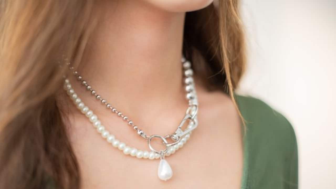 Easy tips to prevent your necklace from turning sideways Easy tips to prevent your necklace from turning sideways