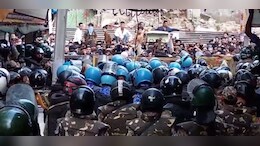 उज्जैन में शाही मस्जिद का हिस्सा हटाने पर बवाल, भीड़ ने फेंके पत्थर, पुलिस ने छोड़े आंसू गैस के गोले