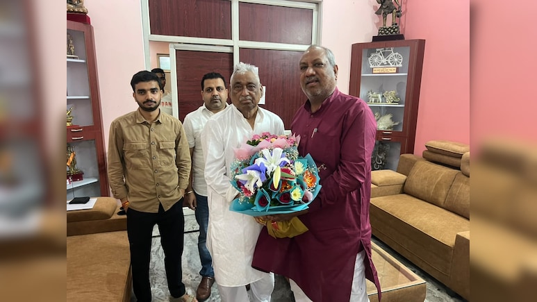 योगी के मंत्री संजय निषाद की सपा नेता माता प्रसाद पांडेय से मुलाकात, भाजपा को दे चुके हैं हार की चेतावनी