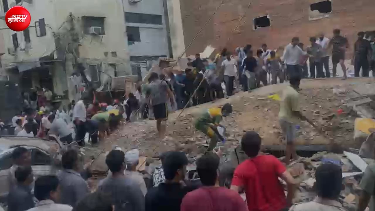 दिल्ली के सत्य निकेतन में हॉस्टल की बिल्डिंग गिरी, कई बच्चों के दबे होने की सूचना, रेस्क्यू जारी